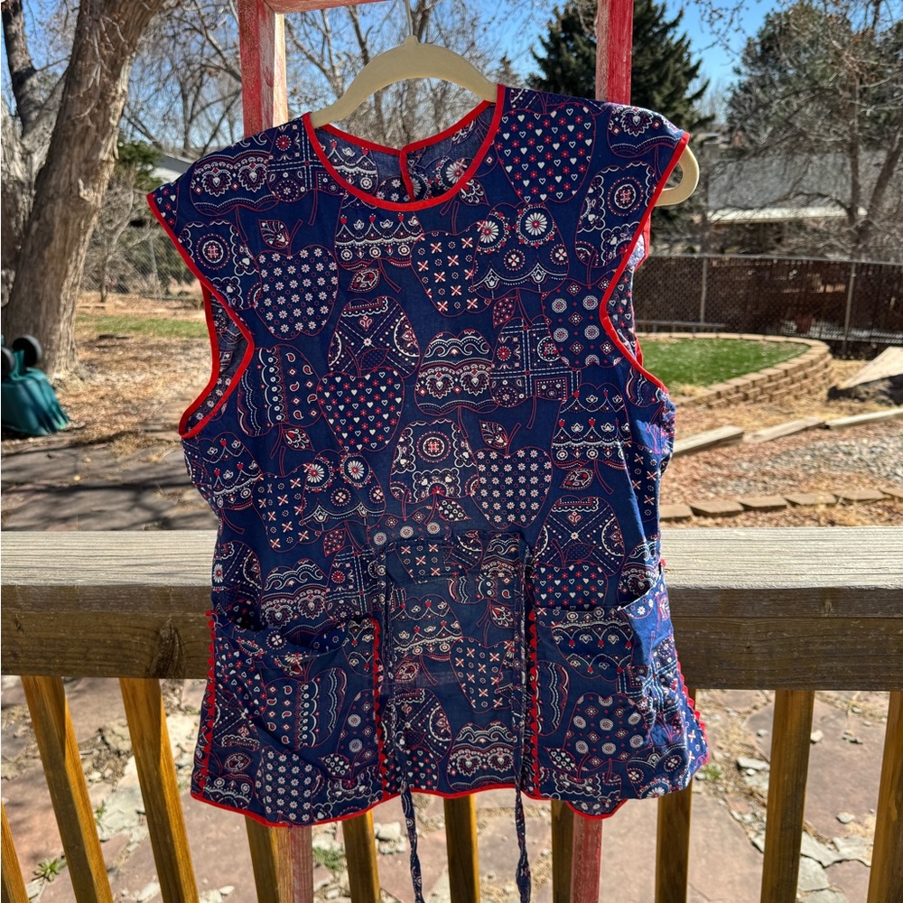 Vintage Sleeveless smock apron top